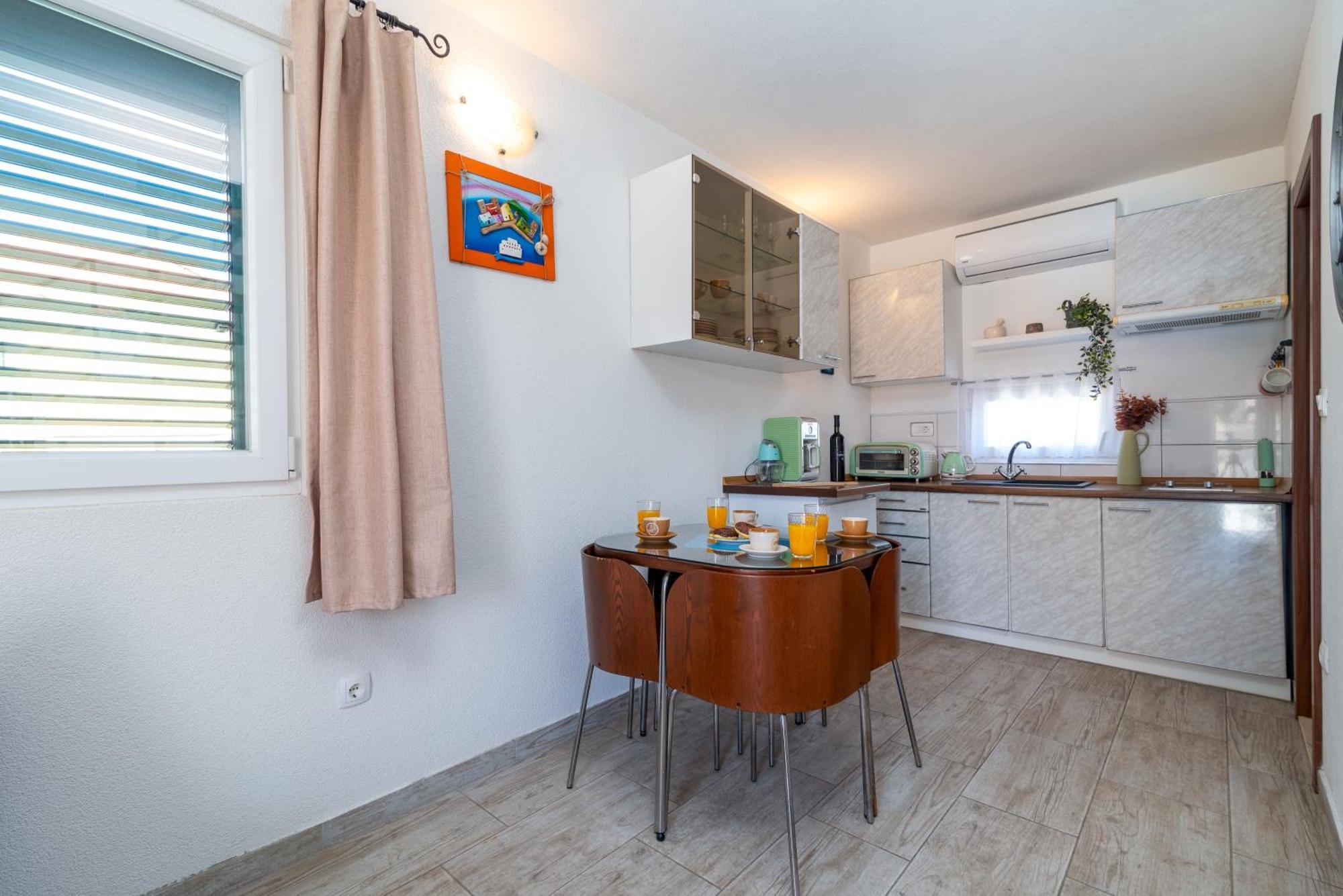 Studio Apartment Dona Трогир Екстериор снимка
