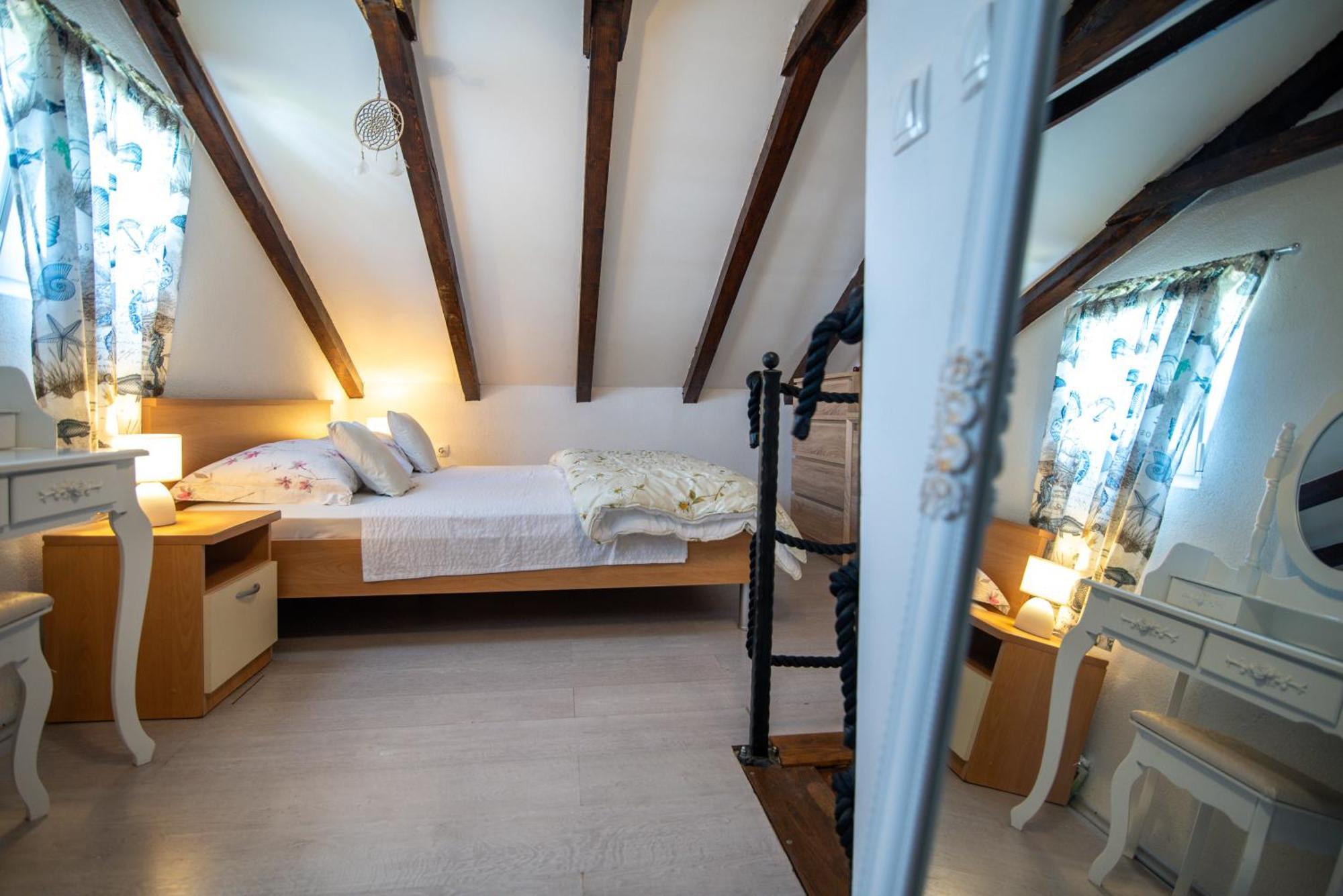 Studio Apartment Dona Трогир Екстериор снимка