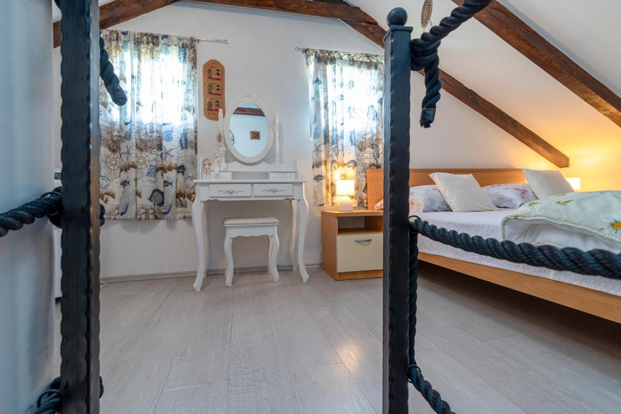 Studio Apartment Dona Трогир Екстериор снимка